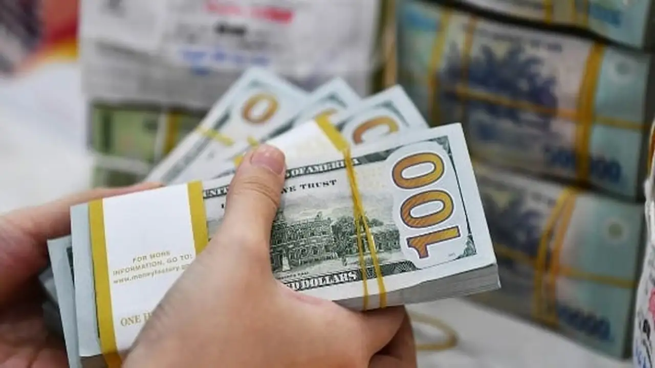 سعر صرف الدولار يتراجع بشكل حاد أمام الفيتنامي دونغ في السوق الحرة.